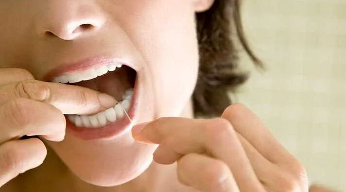 Привычка первая: регулярное использование зубной нити