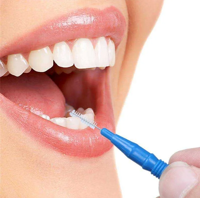Используйте зубную нить или зубную щетку-интердентальную щетку