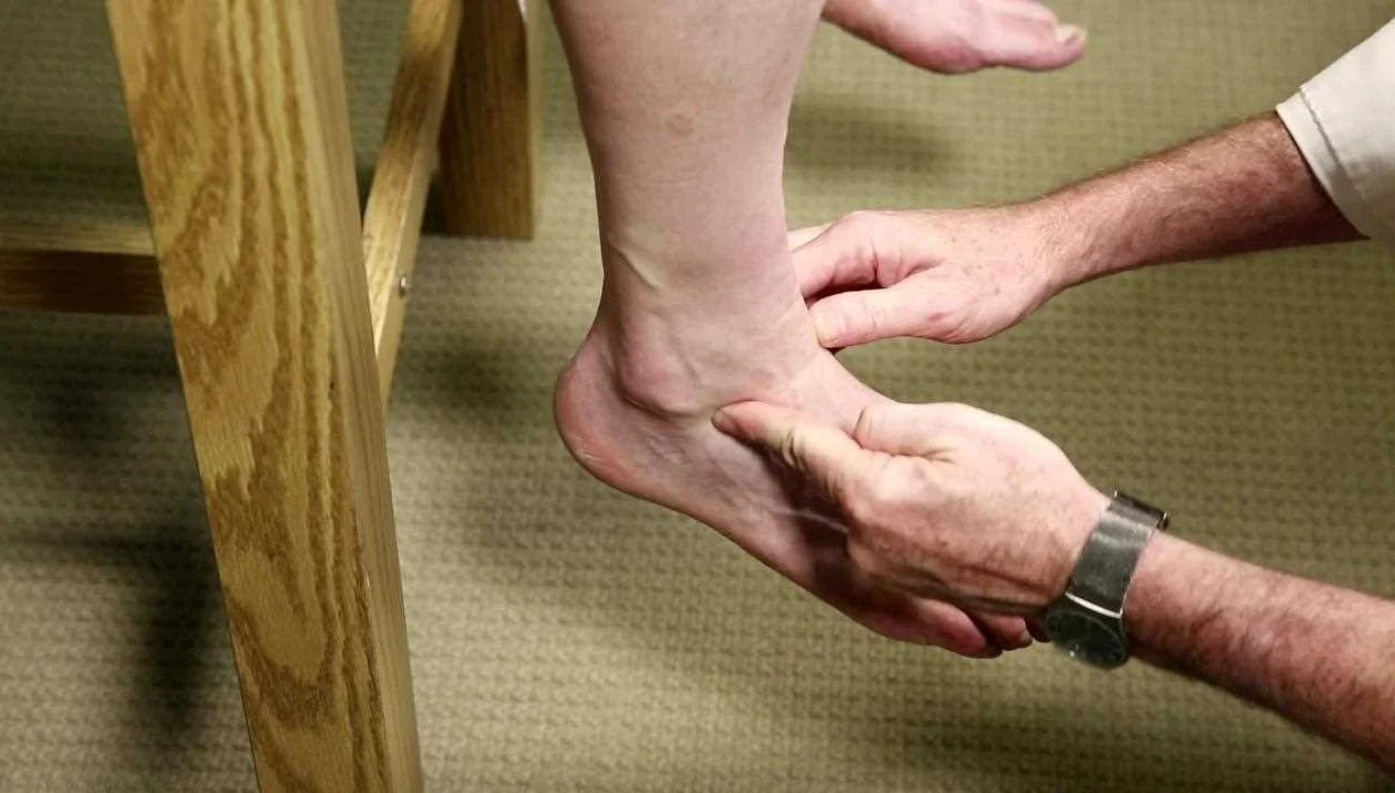 Почему бывает боль при сгибании второго пальца на ноге?