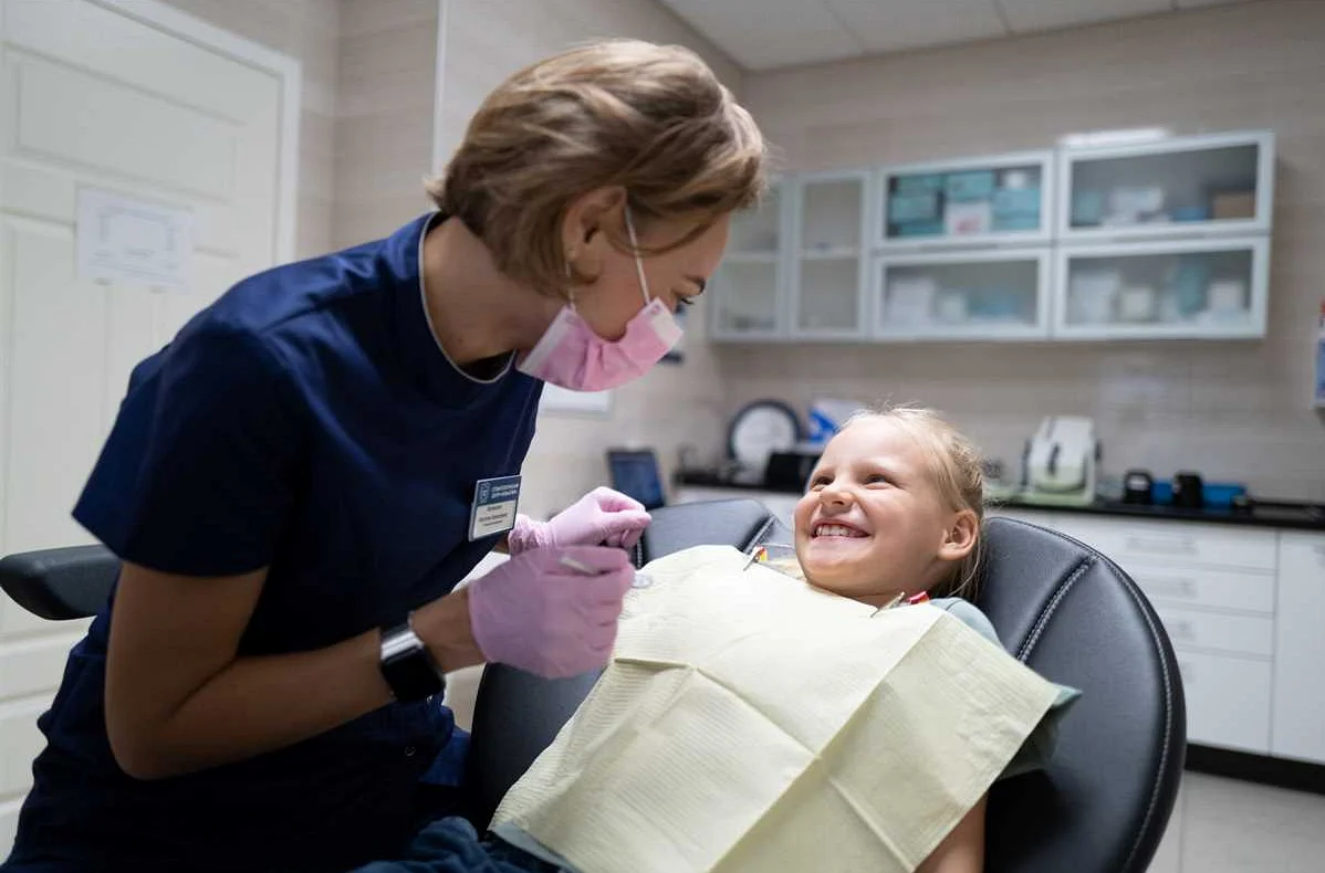 От чего зависит стоимость стоматологических услуг для детей и какие существуют программы льготного обслуживания?