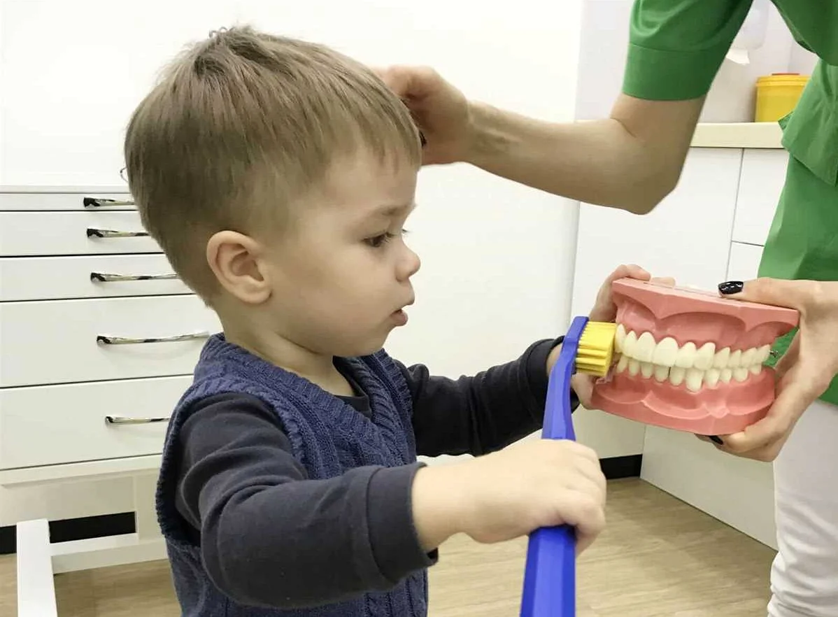 Как выбрать правильную зубную щетку для ребенка