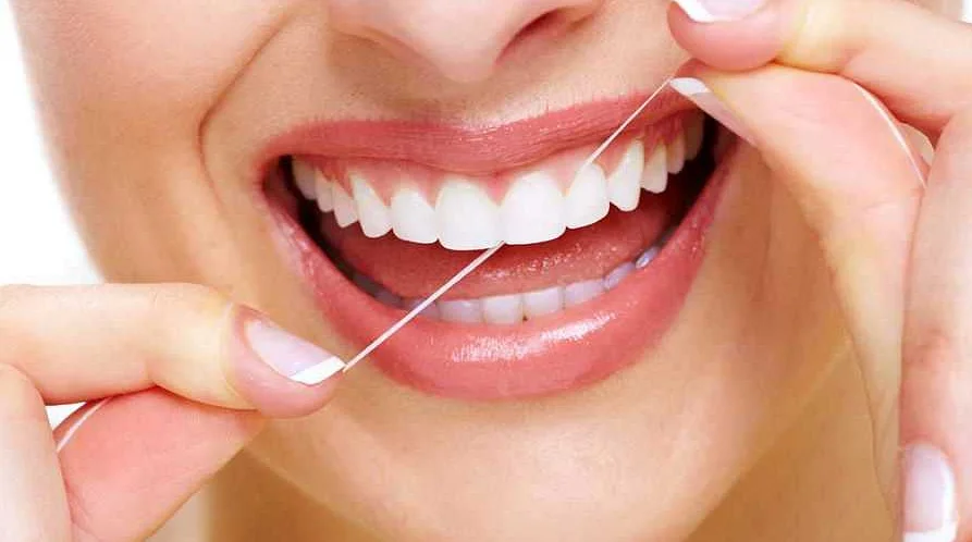 После чистки зубов у стоматолога: как использовать зубную нить правильно
