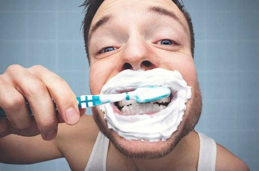 Почему важно выбрать зубную щетку средней жесткости для правильного очищения зубов?