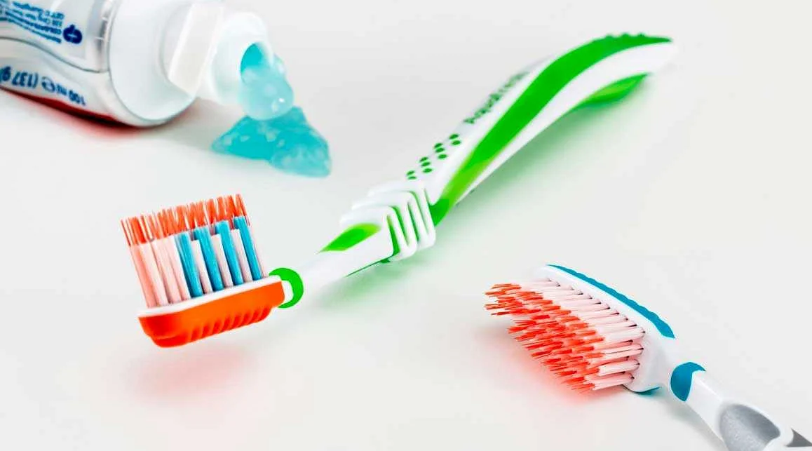 Как выбрать подходящую жесткость зубной щетки для людей с имплантатами?