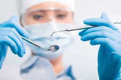 Кто лучше: врач-стоматолог или хирург для удаления зубов?