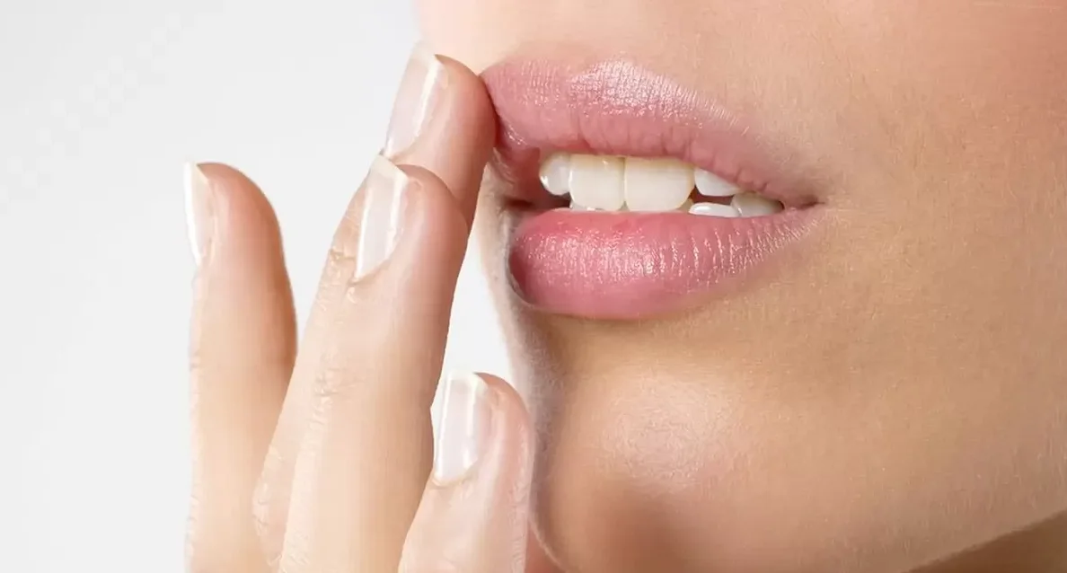 Какой косметикой следует пользоваться при неприятных ощущениях на губах?