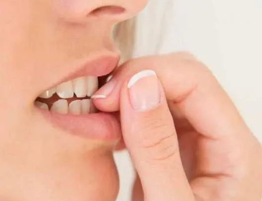 Стирание зубов - привычка, разрушающая десны