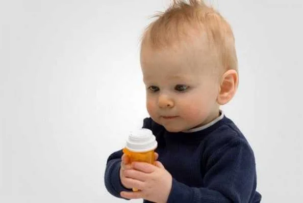 Как оказать первую помощь при отравлении лекарствами у детей