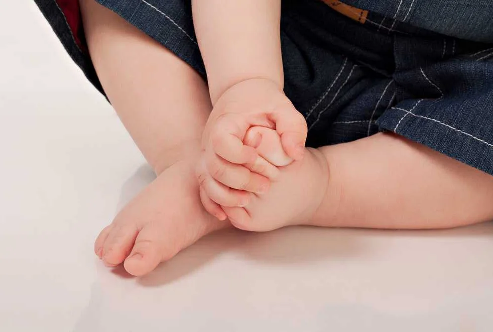 Боли в ногах у ребенка по утрам: причины и помощь