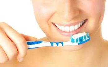 Чистка зубов с использованием зубной нити