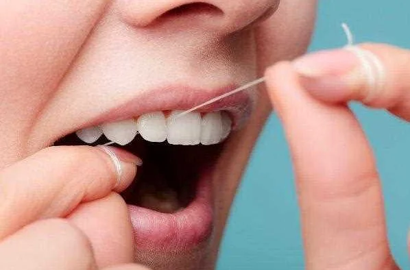 Зубная нить и интердентальные щетки: здоровые зубы и десны без проблем с помощью эффективных средств гигиены