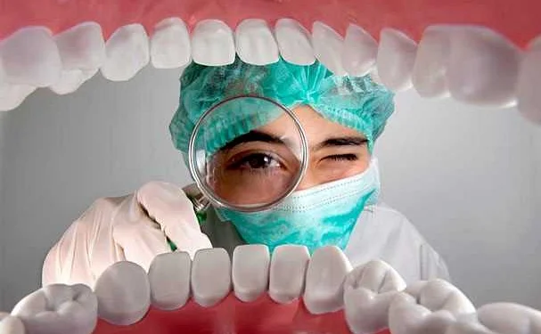 Проверка состояния зубов и десен