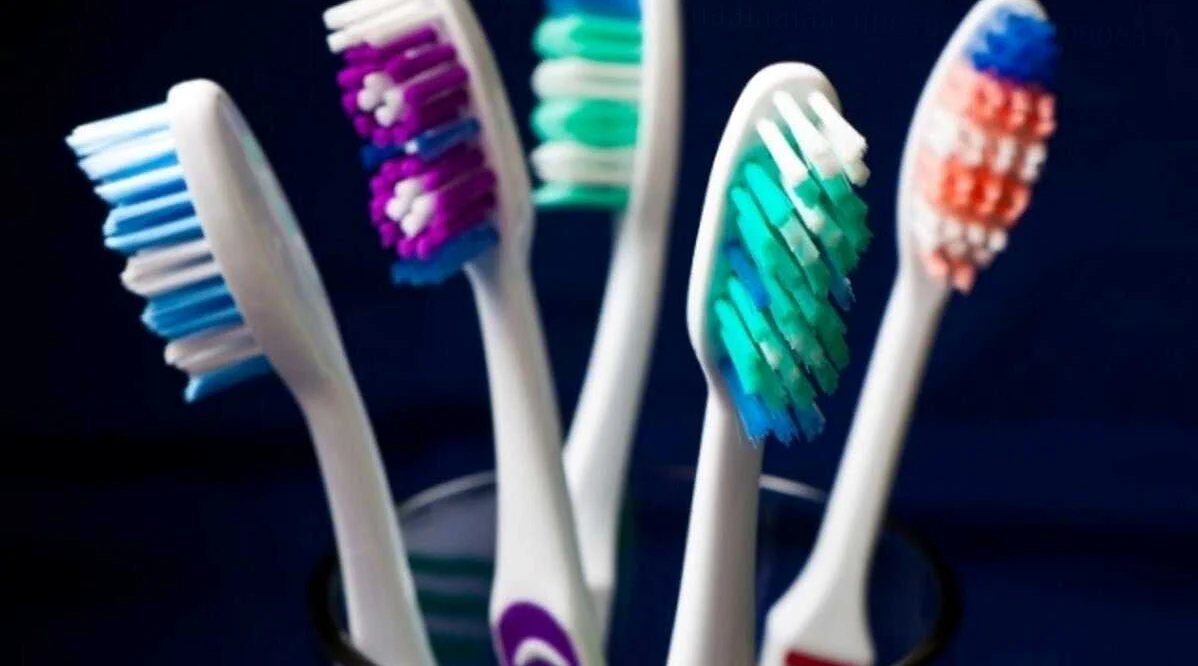 Размер и форма зубной щетки: важность выбора правильного размера и формы