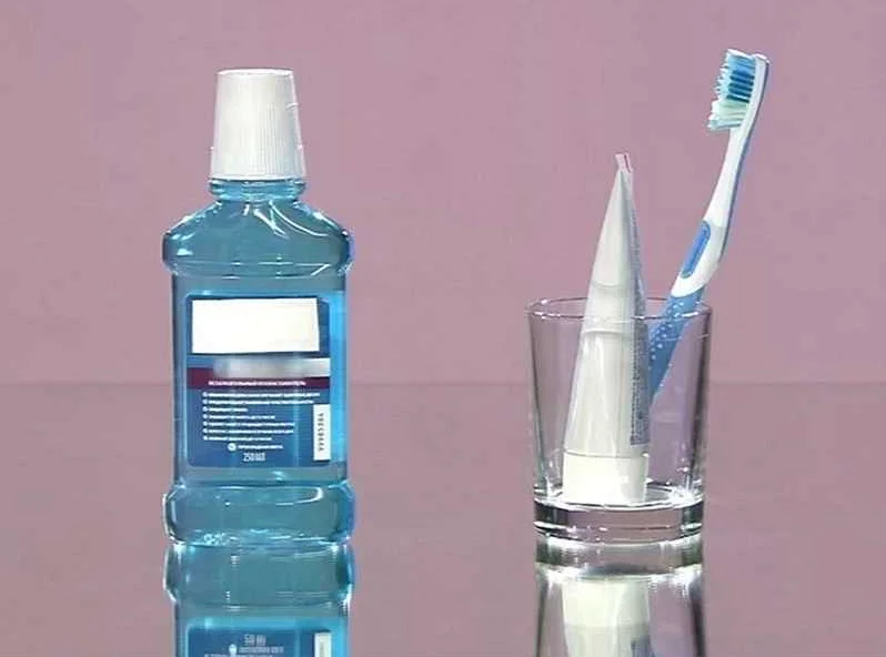 Комплексный уход за полостью рта: использование зубной нити и зубной щетки